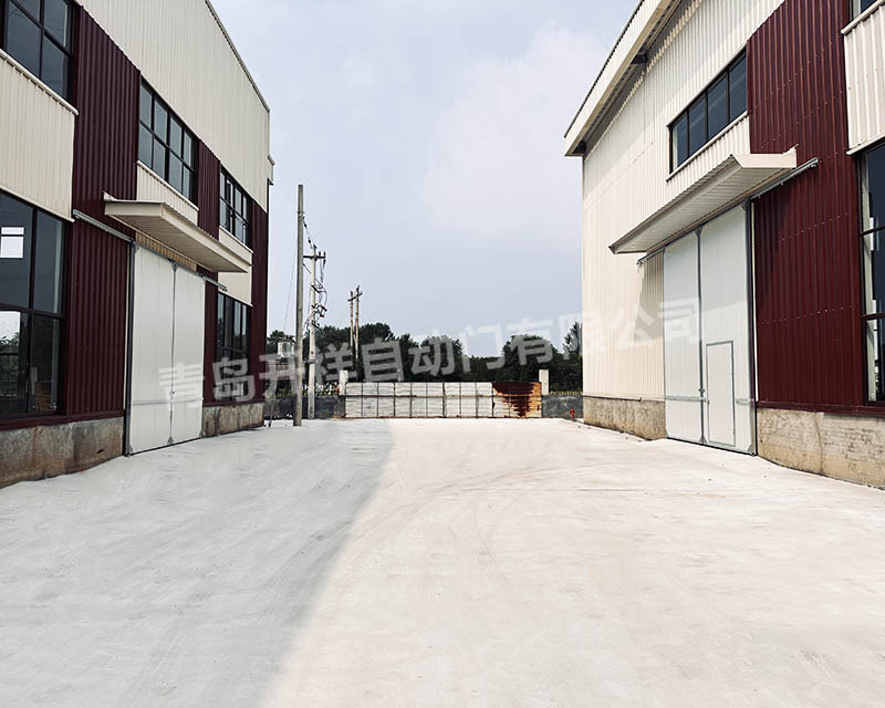 带不锈钢护角的铝合金外框厂房推拉门在四川安装完毕